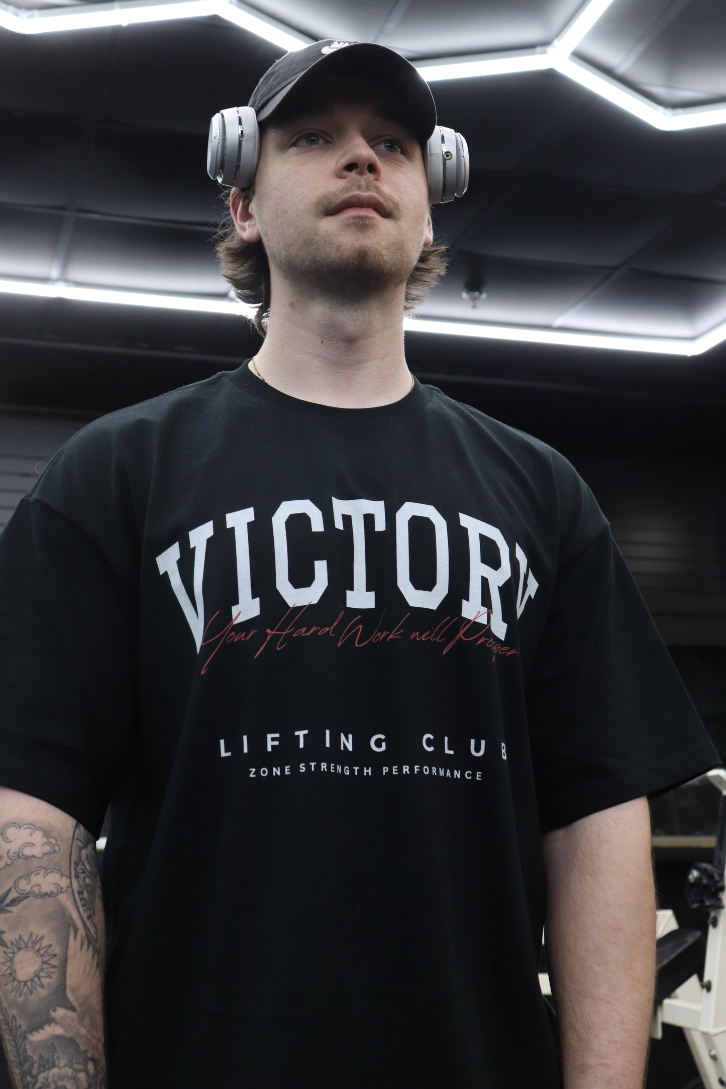 ESSENTIAL VICTORY TEE | BLACK/WHITE