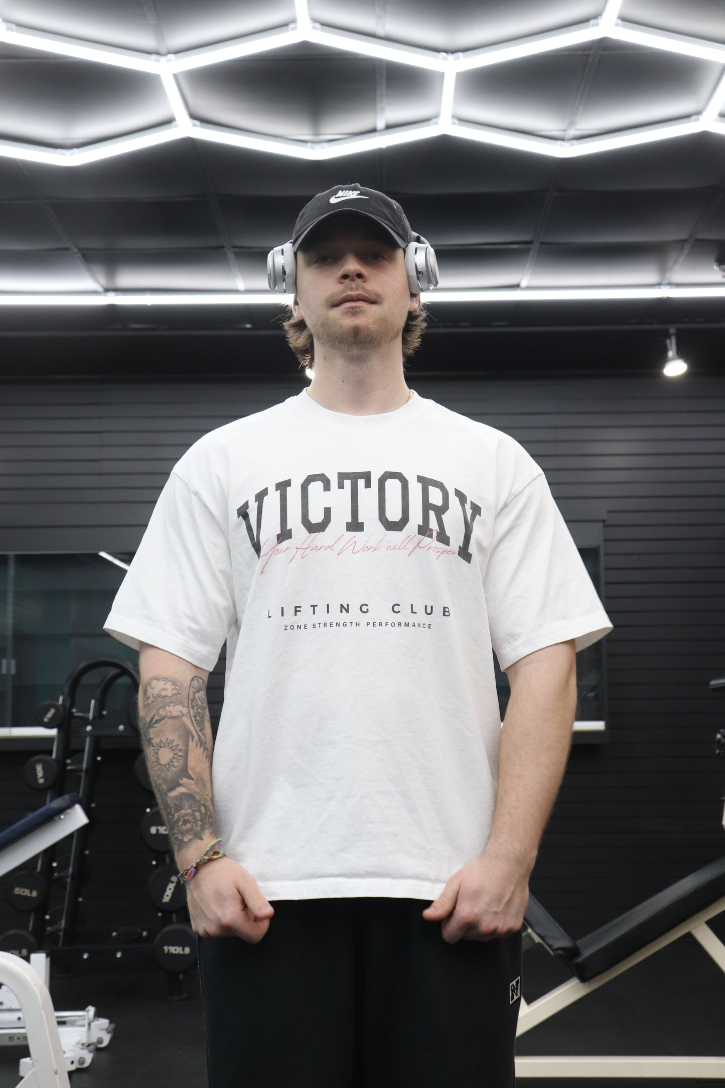 ESSENTIAL VICTORY TEE | WHITE/BLACK